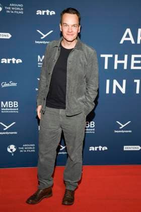 ABBberlin: Ludwig Blochberger Schauspieler zu Gast auf dem roten Teppich bei der Festival Eroeffnung AROUND THE WORLD IN 14 FILMS im Cinestar Kino in der Kulturbrauerei Berlin am 28.11.2025 Berlin Deutschland