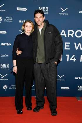ABBberlin: Katharina Stark und Fabian Stumm zu Gast auf dem roten Teppich bei der Festival Eroeffnung AROUND THE WORLD IN 14 FILMS im Cinestar Kino in der Kulturbrauerei Berlin am 28.11.2025 Berlin Deutschland