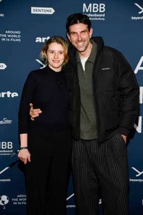 ABBberlin: Katharina Stark und Fabian Stumm zu Gast auf dem roten Teppich bei der Festival Eroeffnung AROUND THE WORLD IN 14 FILMS im Cinestar Kino in der Kulturbrauerei Berlin am 28.11.2025 Berlin Deutschland
