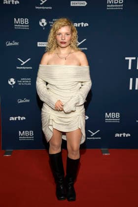 ABBberlin: Luisa-Celine Gaffron deutsche Schauspielerin zu Gast auf dem roten Teppich bei der Festival Eroeffnung AROUND THE WORLD IN 14 FILMS im Cinestar Kino in der Kulturbrauerei Berlin am 28.11.2025 Berlin Deutschland