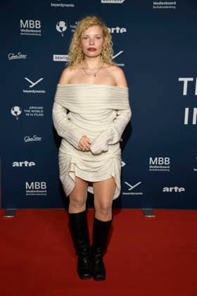 ABBberlin: Luisa-Celine Gaffron deutsche Schauspielerin zu Gast auf dem roten Teppich bei der Festival Eroeffnung AROUND THE WORLD IN 14 FILMS im Cinestar Kino in der Kulturbrauerei Berlin am 28.11.2025 Berlin Deutschland