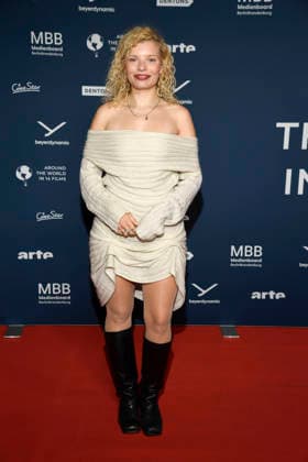 ABBberlin: Luisa-Celine Gaffron deutsche Schauspielerin zu Gast auf dem roten Teppich bei der Festival Eroeffnung AROUND THE WORLD IN 14 FILMS im Cinestar Kino in der Kulturbrauerei Berlin am 28.11.2025 Berlin Deutschland