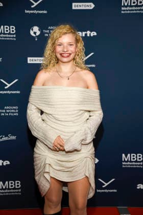 ABBberlin: Luisa-Celine Gaffron deutsche Schauspielerin zu Gast auf dem roten Teppich bei der Festival Eroeffnung AROUND THE WORLD IN 14 FILMS im Cinestar Kino in der Kulturbrauerei Berlin am 28.11.2025 Berlin Deutschland