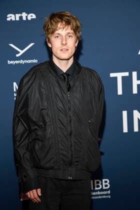 ABBberlin: Louis Hofmann Schauspieler zu Gast auf dem roten Teppich bei der Festival Eroeffnung AROUND THE WORLD IN 14 FILMS im Cinestar Kino in der Kulturbrauerei Berlin am 28.11.2025 Berlin Deutschland