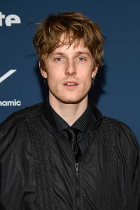 ABBberlin: Louis Hofmann Schauspieler zu Gast auf dem roten Teppich bei der Festival Eroeffnung AROUND THE WORLD IN 14 FILMS im Cinestar Kino in der Kulturbrauerei Berlin am 28.11.2025 Berlin Deutschland