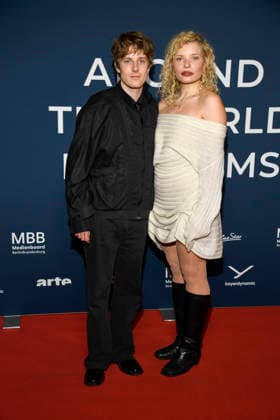 ABBberlin: Louis Hofmann mit Luisa-Celine Gaffron deutsche Schauspieler zu Gast auf dem roten Teppich bei der Festival Eroeffnung AROUND THE WORLD IN 14 FILMS im Cinestar Kino in der Kulturbrauerei Berlin am 28.11.2025 Berlin Deutschland