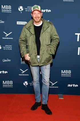 ABBberlin: Johann von Bülow Buelow Schauspieler zu Gast auf dem roten Teppich bei der Festival Eroeffnung AROUND THE WORLD IN 14 FILMS im Cinestar Kino in der Kulturbrauerei Berlin am 28.11.2025 Berlin Deutschland