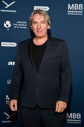 ABBberlin: Till Schmerbeck Schauspieler zu Gast auf dem roten Teppich bei der Festival Eroeffnung AROUND THE WORLD IN 14 FILMS im Cinestar Kino in der Kulturbrauerei Berlin am 28.11.2025 Berlin Deutschland