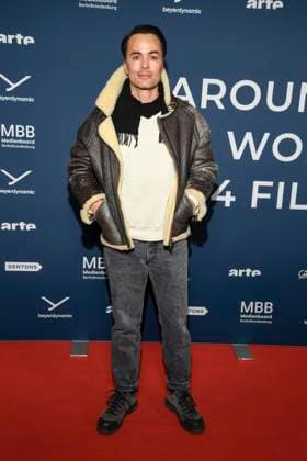 ABBberlin: Nikolai Kinski Schauspieler zu Gast auf dem roten Teppich bei der Festival Eroeffnung AROUND THE WORLD IN 14 FILMS im Cinestar Kino in der Kulturbrauerei Berlin am 28.11.2025 Berlin Deutschland