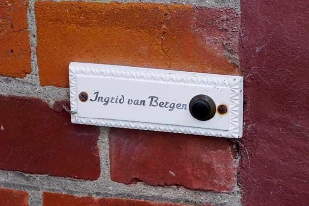 CNTVeyendorf : Klingel mit Namensschild am Wohnhaus der verstorbenen Schauspielerin Ingrid van Bergen Aussenansicht in Eyendorf Gemeinde im Landkreis Harburg in Niedersachsen am 29.11.2025 Niedersachsen Deutschland