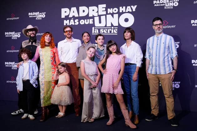 Padre No Hay Mas Que Uno Photocall in Las Palmas (L-R) Raul Navarro, Alberto Almodovar, Ines de Leon, Olivia Cahen, Daniel Perez Prada, Mariam Hernandez, Naia de las Heras, Claudio Gallego, Amanda Cardenas and Juan Manuel de Vega attend the Padre No Hay Mas Que Uno photocall during Atresplayer Day . November 29, 2025. (2025112905)