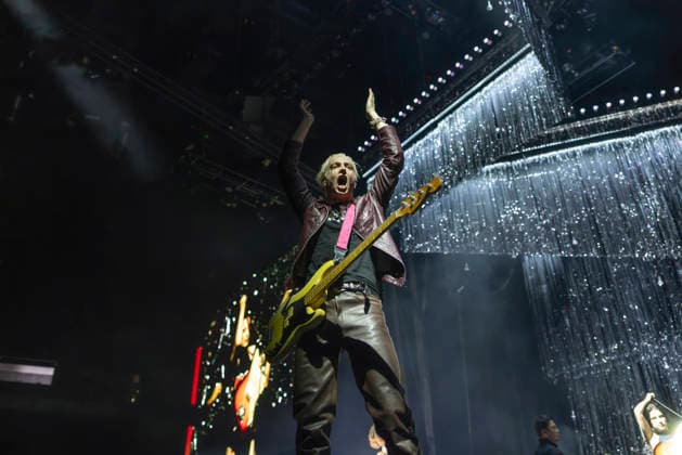 Wolf Alice perform at AO Arena Theo Ellis of Wolf Alice performs at AO Arena, Manchester, England, 28th November 2025, Credit:Mike Gray Avalon  Copyright: xMikexGrayx xAvalonx 1055345196