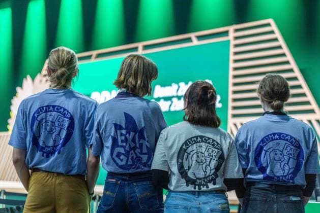51. Bundesdelegiertenkonferenz von Bündnis 90 Die Grünen am 29.11.2025 in der Messe Hannover Symbolfoto Klimaschutz Mitglieder von Bündnis90 Die Grünen tragen T-Shirts mit der Aufschrift: Klima Camp Borkum - Exit Gas *** 51 Federal delegates conference of Bündnis 90 Die Grünen on 29 11 2025 at Messe Hannover Symbolic photo Climate protection Members of Bündnis90 Die Grünen wear T-shirts with the inscription Klima Camp Borkum Exit Gas xJRx