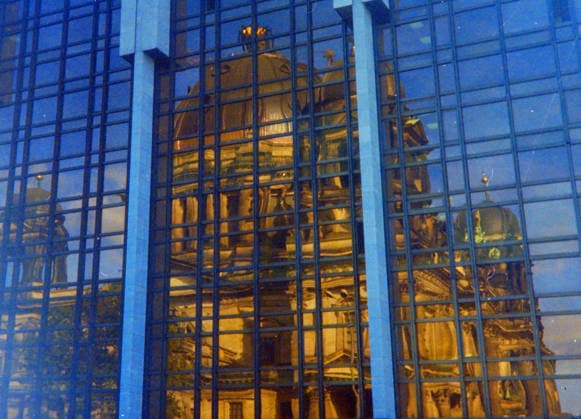 Berlin GER, 20240101, Aufnahme Berlin, ca. 1976, Stadtansicht, Palast der Republik, Volkskammer, war vom 7. Oktober 1949 bis zum 2. Oktober 1990 das Parlament der Deutschen Demokratischen Republik der DDR, der Dom spiegelt sich in der Glasfassade *** Berlin GER, 20240101, photo Berlin, ca 1976, city view, Palace of the Republic, Peoples Chamber, was the parliament of the German Democratic Republic of the GDR from October 7, 1949 to October 2, 1990, the cathedral is reflected in the glass facade