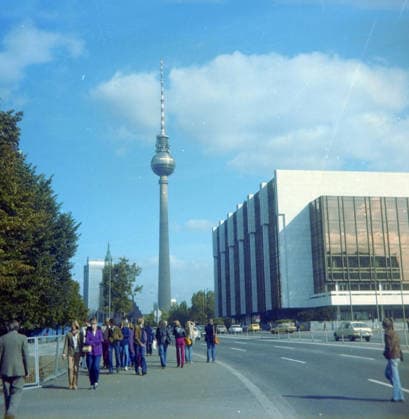 Berlin GER, 20240101, Aufnahme Berlin, ca. 1976, Stadtansicht, Palast der Republik, Volkskammer, war vom 7. Oktober 1949 bis zum 2. Oktober 1990 das Parlament der Deutschen Demokratischen Republik der DDR *** Berlin GER, 20240101, photo Berlin, ca 1976, city view, Palace of the Republic, Peoples Chamber, was the parliament of the German Democratic Republic of the GDR from October 7, 1949 to October 2, 1990