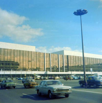 Berlin GER, 20240101, Aufnahme Berlin, ca. 1976, Stadtansicht, Palast der Republik, Volkskammer, war vom 7. Oktober 1949 bis zum 2. Oktober 1990 das Parlament der Deutschen Demokratischen Republik der DDR *** Berlin GER, 20240101, photo Berlin, ca 1976, city view, Palace of the Republic, Peoples Chamber, was the parliament of the German Democratic Republic of the GDR from October 7, 1949 to October 2, 1990