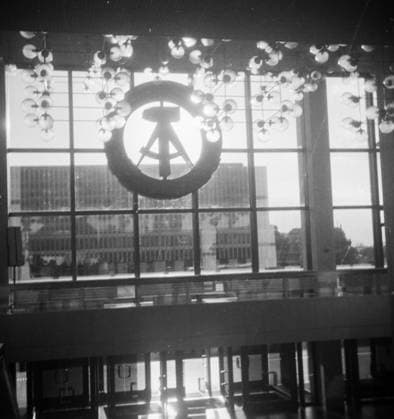 Berlin GER, 20240101, Aufnahme Berlin, ca. 1976, Stadtansicht, Palast der Republik, Volkskammer, war vom 7. Oktober 1949 bis zum 2. Oktober 1990 das Parlament der Deutschen Demokratischen Republik der DDR *** Berlin GER, 20240101, photo Berlin, ca 1976, city view, Palace of the Republic, Peoples Chamber, was the parliament of the German Democratic Republic of the GDR from October 7, 1949 to October 2, 1990