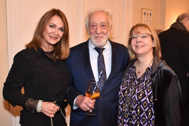 Christiane Zander, Dieter Hallervorden und Nathalie Hallervorden bei der Der Neurosen-Kavalier Theater Premiere im Schlossparktheater am 29.11.2025 in Berlin Der Neurosen-Kavalier Theater Premiere in Berlin