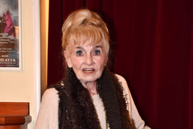 Waltraud Habicht bei der Der Neurosen-Kavalier Theater Premiere im Schlossparktheater am 29.11.2025 in Berlin Der Neurosen-Kavalier Theater Premiere in Berlin