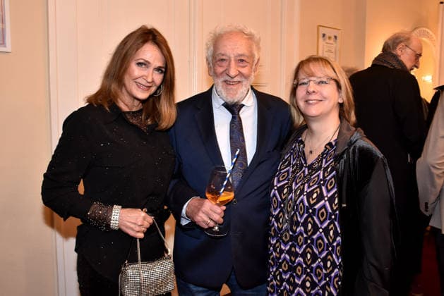 Christiane Zander, Dieter Hallervorden und Nathalie Hallervorden bei der Der Neurosen-Kavalier Theater Premiere im Schlossparktheater am 29.11.2025 in Berlin Der Neurosen-Kavalier Theater Premiere in Berlin