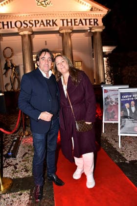 Dieter Landuris und Natascha Landuris bei der Der Neurosen-Kavalier Theater Premiere im Schlossparktheater am 29.11.2025 in Berlin Der Neurosen-Kavalier Theater Premiere in Berlin