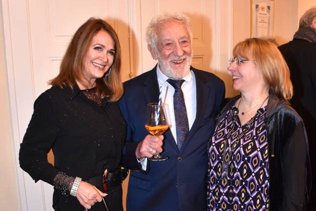 Christiane Zander, Dieter Hallervorden und Nathalie Hallervorden bei der Der Neurosen-Kavalier Theater Premiere im Schlossparktheater am 29.11.2025 in Berlin Der Neurosen-Kavalier Theater Premiere in Berlin *** Christiane Zander, Dieter Hallervorden and Nathalie Hallervorden at the Der Neurosen Kavalier Theater Premiere at the Schlossparktheater on 29 11 2025 in Berlin Der Neurosen Kavalier Theater Premiere in Berlin 