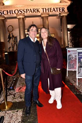 Dieter Landuris und Natascha Landuris bei der Der Neurosen-Kavalier Theater Premiere im Schlossparktheater am 29.11.2025 in Berlin Der Neurosen-Kavalier Theater Premiere in Berlin