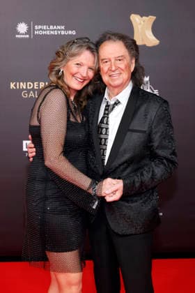 Popsänger Chris Andrews mit Ehefrau Alexandra Andrews bei der 21. Kinderlachen-Gala 2025 in der Westfalenhalle Dortmund. Dortmund, 29.11.2025 NRW Deutschland Copyright: xChristophxHardtx