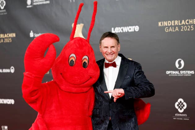 Moderator Peter Illmann mit dem Maskottchen von Kinderlachen e.V. bei der 21. Kinderlachen-Gala 2025 in der Westfalenhalle Dortmund. Dortmund, 29.11.2025 NRW Deutschland *** Presenter Peter Illmann with the Kinderlachen e V mascot at the 21 Kinderlachen Gala 2025 in the Westfalenhalle Dortmund Dortmund, 29 11 2025 NRW Germany Copyright: xChristophxHardtx