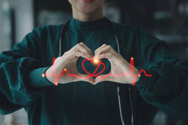 Kardiologe hält rotes Herz in Privatklinik. Konzept der medizintechnischen Diagnostik des Herzens Cardiologist holding red heart in private clinic. Medical technology diagnostics of heart concept. (License=RF) ,model released, Symbolfoto Copyright: xZoonar.com WORAWEExMEEPIANx 23741564 ,model released, Symbolfoto ,property released
