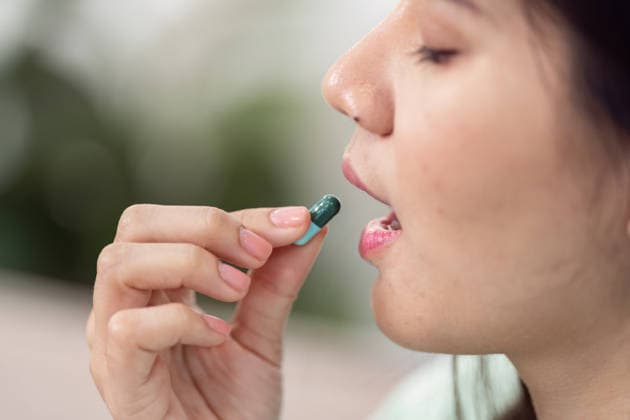 Frauen, die Medikamente für Gesundheit und Wohlbefinden einnehmen. Konzept der Gesundheitsversorgung und Genesung von Krankheit Close-up of a woman taking a pill, symbolizing healthcare, treatment, and recovery from illness. (License=RF) ,model released, Symbolfoto Copyright: xZoonar.com WORAWEExMEEPIANx 23870574 ,model released, Symbolfoto ,property released