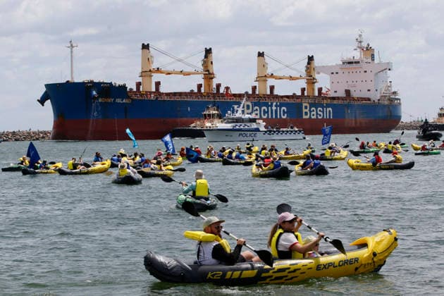 News Bilder des Tages RISING TIDE BLOCKADE, Protesters take part in the Rising Tide PeopleÕs Blockade at Horseshoe beach in Newcastle, Sunday, November 30, 2025. ( NO ARCHIVING Newcastle NEW SOUTH WALES AUSTRALIA  Copyright: xDARRENxPATEMANx 20251130133378823938