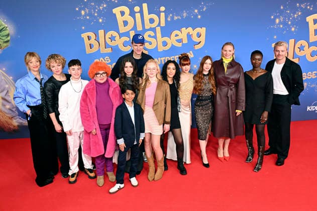 Heike Makatsch, Aithonas Avgoustakis, Carla Demmin, Nala, Shanti Celik, Fia-Marie Lin, Philomena Amari, Balthazar Gyan Alexis Kuppuswamy, Friedrich Mücke, Rosalie Thomass mit Cast und Team bei der Premiere des Kinofilms Bibi Blocksberg - Das große Hexentreffen im Mathäser Filmpalast. München, 29.11.2025