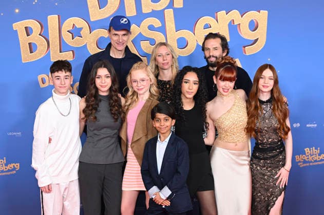 Aithonas Avgoustakis, Carla Demmin, Gregor Schnitzler, Nala, Johanna Bergel, Balthazar Gyan Alexis Kuppuswamy, Shanti Celik, Quirin Berg, Fia-Marie Lin und Philomena Amari bei der Premiere des Kinofilms Bibi Blocksberg - Das große Hexentreffen im Mathäser Filmpalast. München, 29.11.2025