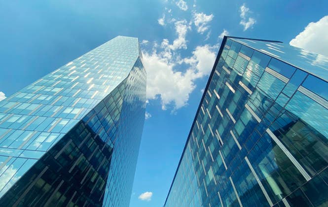 Bürogebäude. Glas-Wolkenkratzer im Geschäftszentrum. Architektur, Gewerbeimmobilien Office building. Skyscrapers in business center. Modern architecture, glass curved facade of residential or commercial real estate, blue sky background (License=RF) ,model released, Symbolfoto Copyright: xZoonar.com VeronikaxKornevax 24295011 ,model released, Symbolfoto ,property released