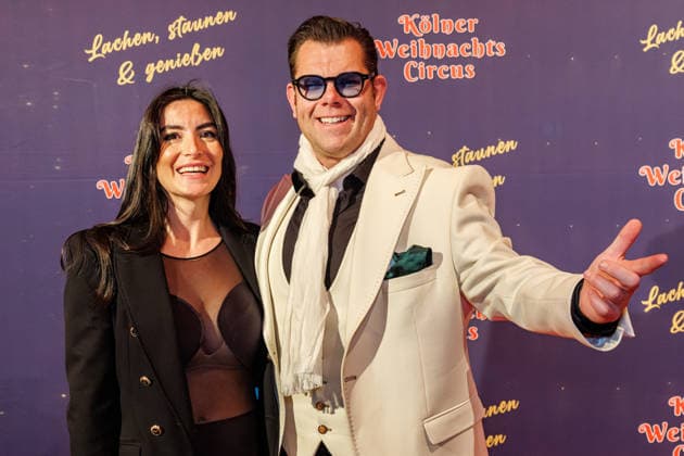 29.11.2025. Köln. Kölner Weihnachtscircus - Für die zehnte Ausgabe hat das Produzenten-Ehepaar Ilja und Katja Smitt ein nagelneues Programm zusammengestellt, das zudem mit 3 großen Ensemblenummern begeistern wird. Mehr als 60 international preisgekrönte Künstler bieten 120 Minuten pures Vergnügen mit viel Humor, poetischen Szenen, perfekter Akrobatik und artistischen Höchstleistungen. Hier am Red Carpet: Dennis Schick mit Ehefrau Liliana Köln Palastzelt, Deutz-Mülheimer Straße Nordrhein-Westfalen Deutschland *** 29 11 2025 Cologne For the tenth edition, producers Ilja and Katja Smitt have put together a brand new program, which will also delight with 3 large ensemble numbers More than 60 international award-winning artists offer 120 minutes of pure pl