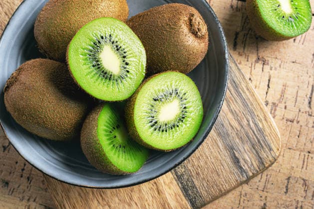 Kiwi-Früchte in Holzschale Kiwi fruits in wooden bowl. Whole fruit and half pieces of green kiwi close up. Fresh ripe kiwi. Organic healthy eating template. (License=RF) Copyright: xZoonar.com OksanaxBratanovax 24296960