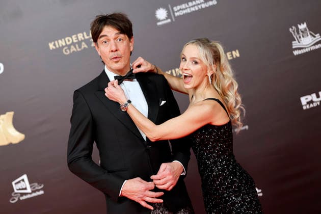 Moderator Matze Knop und Moderatorin Nika Krosny-Wosz bei der 21. Kinderlachen-Gala 2025 in der Westfalenhalle Dortmund. Dortmund, 29.11.2025 NRW Deutschland Copyright: xChristophxHardtx
