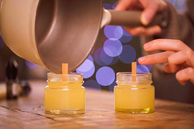 Eine Person gießt geschmolzenes Wachs in kleine Glasgefäße mit Holzdochten und stellt so selbstgemachte Kerzen her, umgeben von sanften Bokeh-Lichtern, die eine gemütliche Bastelatmosphäre schaffen Eine Person gießt geschmolzenes Wachs in kleine Glasgefäße mit Holzdochten und stellt so selbstgemachte Kerzen her, umgeben von sanften Bokeh-Lichtern, die eine gemütliche Bastelatmosphäre schaffen (License=RM) Copyright: xZoonar.com DashaxPetrenkox 24301473