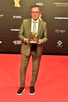 ABBdortmund: Ralf Rangnick Preistraeger Fussball Trainer Osterreich Maenner zu Gast auf dem roten Teppich bei der Kinderlachen Gala 2025 in der Westfalenhalleam 29.11.2025 in Dortmund NRW Deutschland
