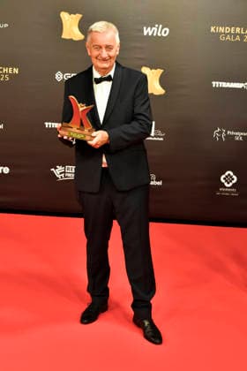 ABBdortmund: Reiner Meutsch Preistraeger zu Gast auf dem roten Teppich bei der Kinderlachen Gala 2025 in der Westfalenhalleam 29.11.2025 in Dortmund NRW Deutschland