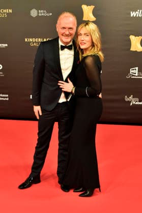 ABBdortmund: Frank Neuenfels, Sarah Backhaus zu Gast auf dem roten Teppich bei der Kinderlachen Gala 2025 in der Westfalenhalleam 29.11.2025 in Dortmund NRW Deutschland