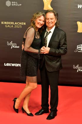 ABBdortmund: Alexandra Andrews mit Mann Chris Andrews Sanger Ehepaar zu Gast auf dem roten Teppich bei der Kinderlachen Gala 2025 in der Westfalenhalleam 29.11.2025 in Dortmund NRW Deutschland