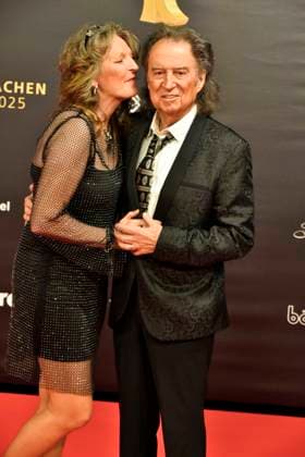 ABBdortmund: Alexandra Andrews mit Mann Chris Andrews Sanger Ehepaar zu Gast auf dem roten Teppich bei der Kinderlachen Gala 2025 in der Westfalenhalleam 29.11.2025 in Dortmund NRW Deutschland