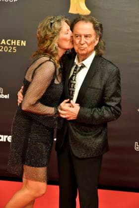 ABBdortmund: Alexandra Andrews mit Mann Chris Andrews Sanger Ehepaar zu Gast auf dem roten Teppich bei der Kinderlachen Gala 2025 in der Westfalenhalleam 29.11.2025 in Dortmund NRW Deutschland