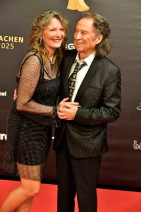 ABBdortmund: Alexandra Andrews mit Mann Chris Andrews Sanger Ehepaar zu Gast auf dem roten Teppich bei der Kinderlachen Gala 2025 in der Westfalenhalleam 29.11.2025 in Dortmund NRW Deutschland