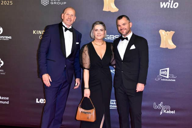 ABBdortmund: Autor und Coach Martin Limbeck lks, mit Begleitung zu Gast auf dem roten Teppich bei der Kinderlachen Gala 2025 in der Westfalenhalleam 29.11.2025 in Dortmund NRW Deutschland