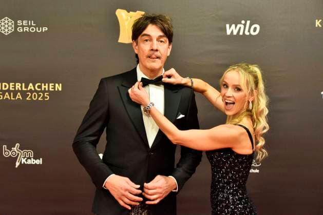 ABBdortmund: Matze Knop , Nika Krosny-Wosz Moderator zu Gast auf dem roten Teppich bei der Kinderlachen Gala 2025 in der Westfalenhalleam 29.11.2025 in Dortmund NRW Deutschland