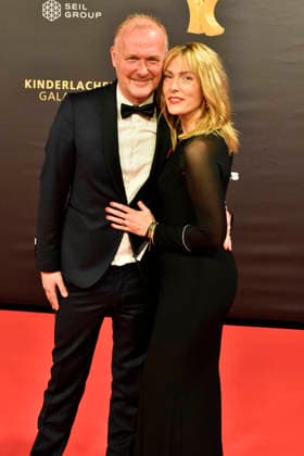 ABBdortmund: Frank Neuenfels, Sarah Backhaus zu Gast auf dem roten Teppich bei der Kinderlachen Gala 2025 in der Westfalenhalleam 29.11.2025 in Dortmund NRW Deutschland