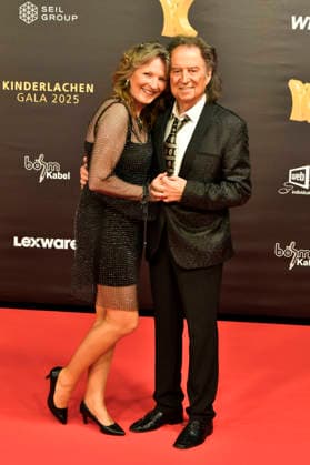 ABBdortmund: Alexandra Andrews mit Mann Chris Andrews Sanger Ehepaar zu Gast auf dem roten Teppich bei der Kinderlachen Gala 2025 in der Westfalenhalleam 29.11.2025 in Dortmund NRW Deutschland